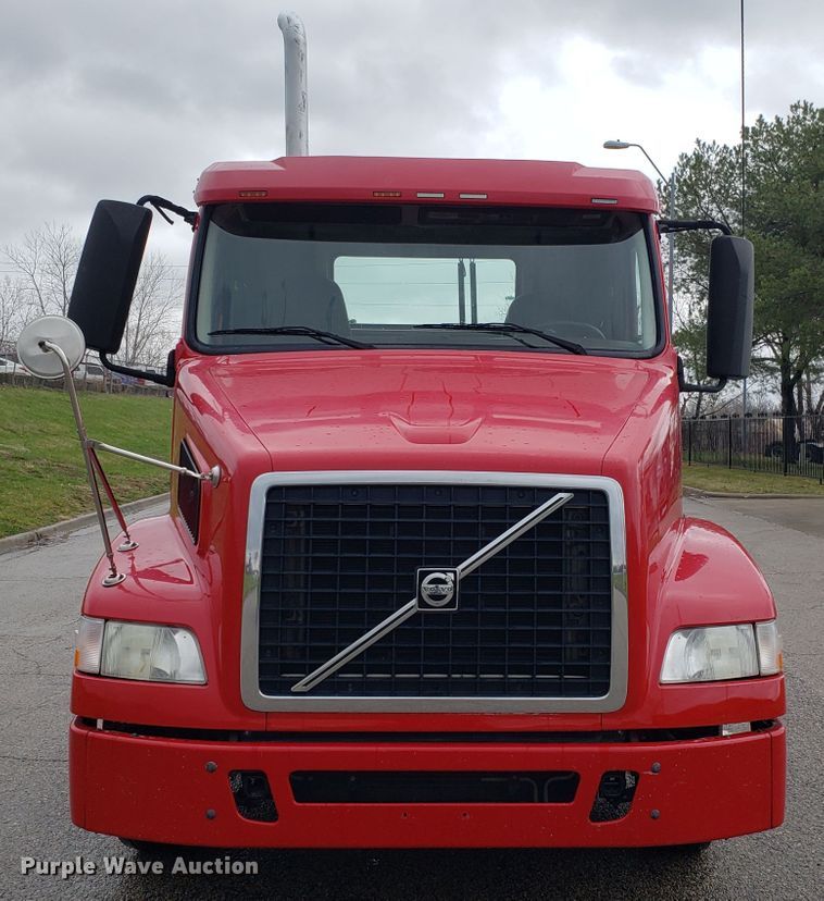 image for item DH5804 2014 Volvo VN semi truck