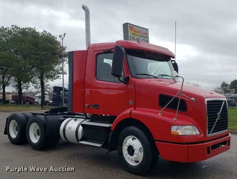 image for item DH5804 2014 Volvo VN semi truck