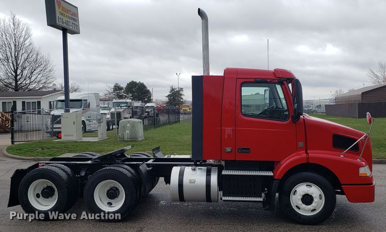 image for item DH5804 2014 Volvo VN semi truck