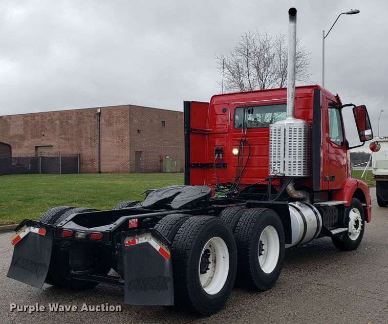 image for item DH5804 2014 Volvo VN semi truck