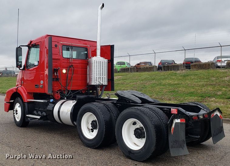 image for item DH5804 2014 Volvo VN semi truck