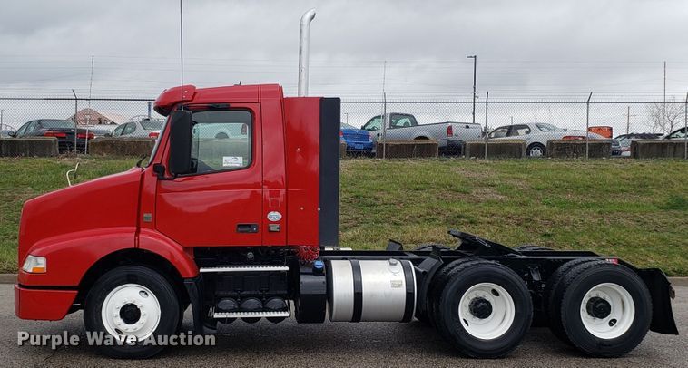 image for item DH5804 2014 Volvo VN semi truck