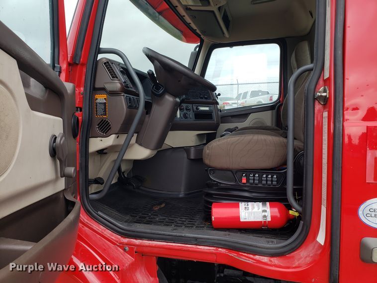 image for item DH5804 2014 Volvo VN semi truck