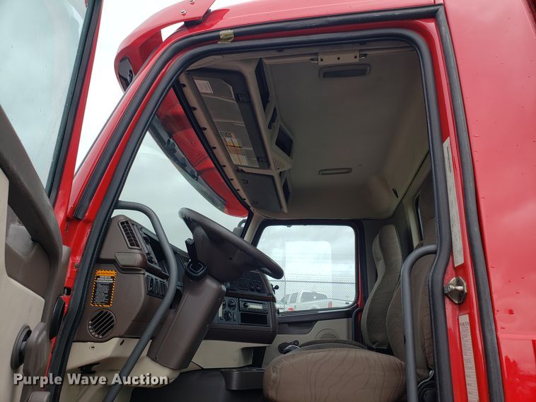 image for item DH5804 2014 Volvo VN semi truck