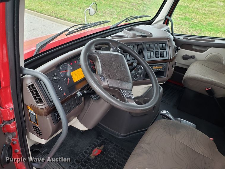 image for item DH5804 2014 Volvo VN semi truck