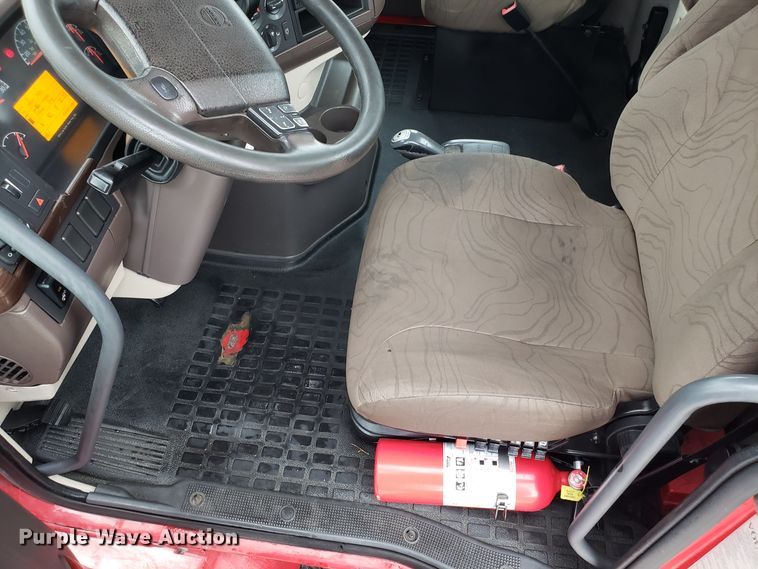 image for item DH5804 2014 Volvo VN semi truck