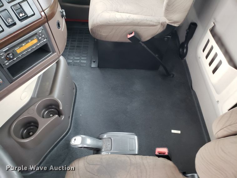 image for item DH5804 2014 Volvo VN semi truck