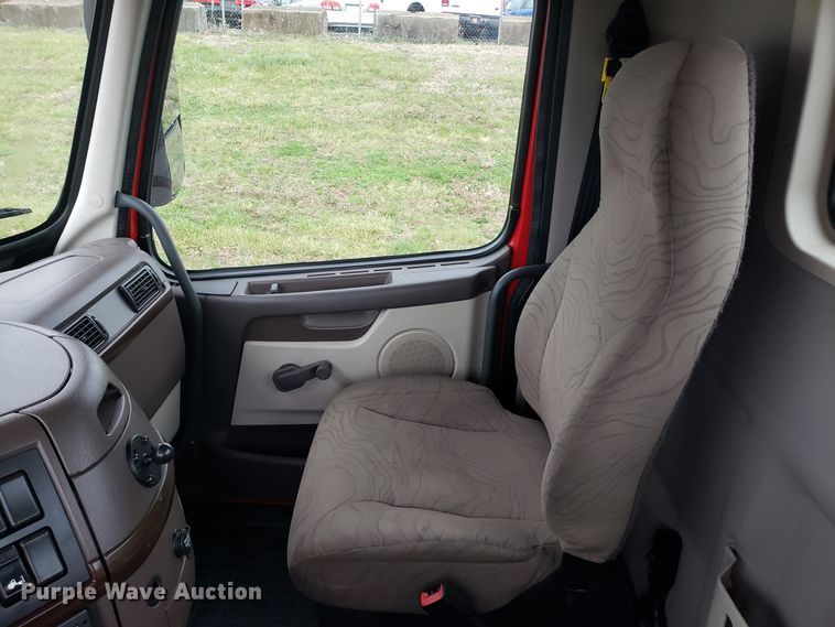 image for item DH5804 2014 Volvo VN semi truck