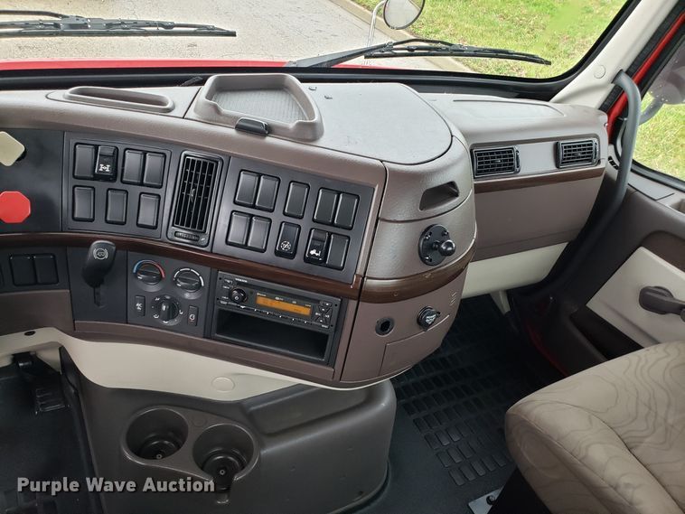 image for item DH5804 2014 Volvo VN semi truck