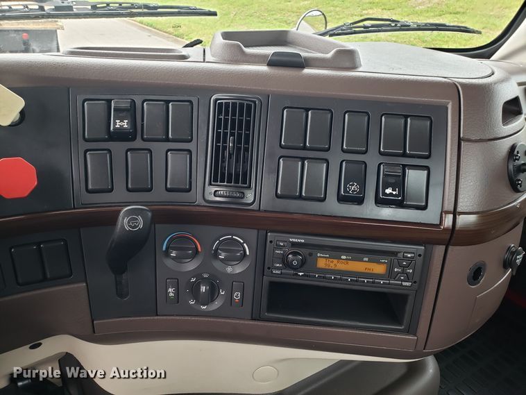 image for item DH5804 2014 Volvo VN semi truck