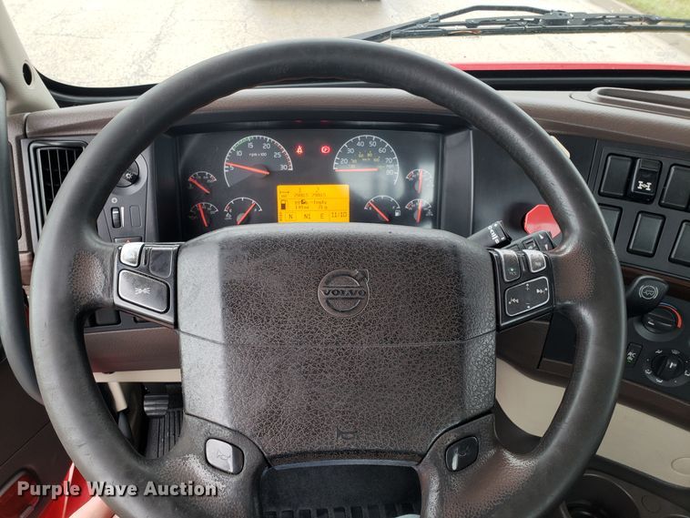 image for item DH5804 2014 Volvo VN semi truck