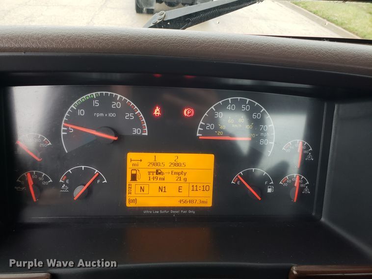 image for item DH5804 2014 Volvo VN semi truck