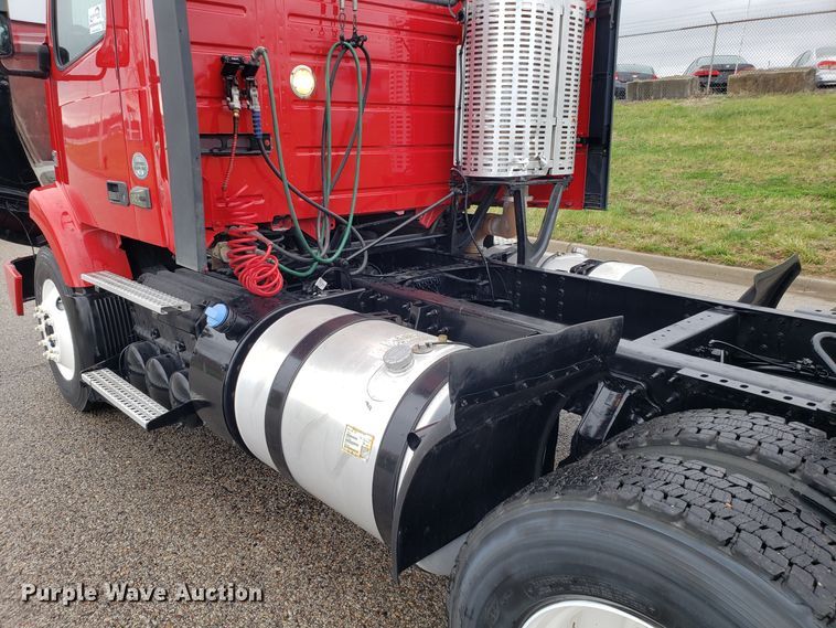 image for item DH5804 2014 Volvo VN semi truck