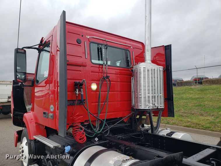 image for item DH5804 2014 Volvo VN semi truck