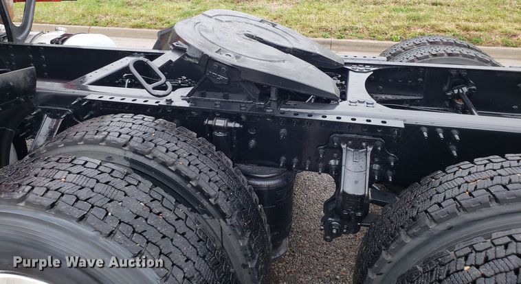 image for item DH5804 2014 Volvo VN semi truck