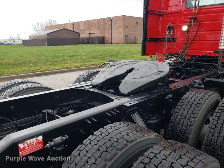 image for item DH5804 2014 Volvo VN semi truck