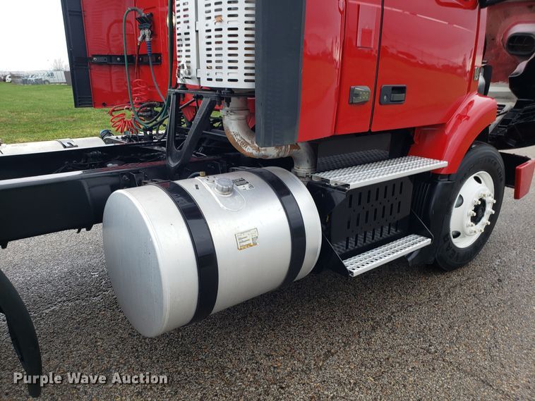 image for item DH5804 2014 Volvo VN semi truck