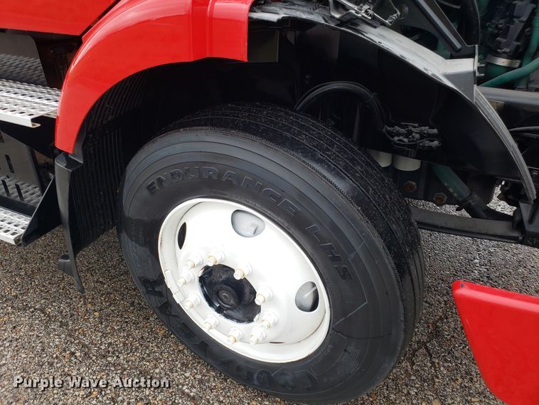 image for item DH5804 2014 Volvo VN semi truck