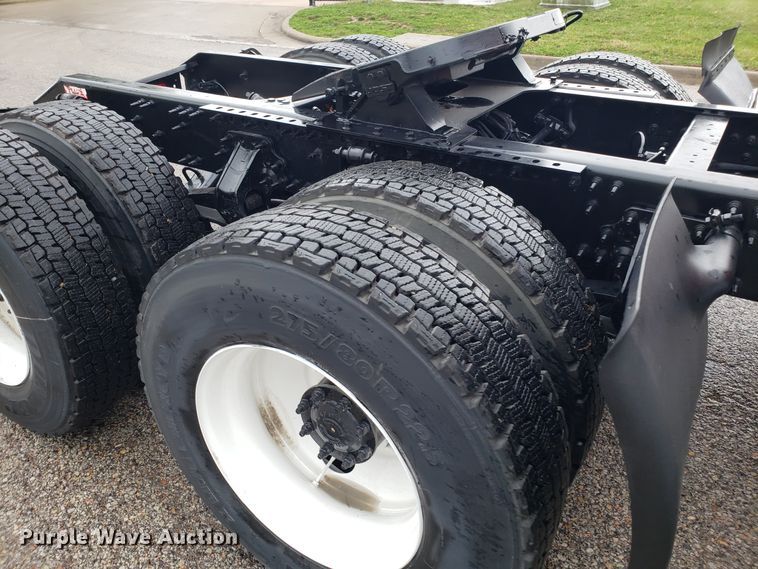 image for item DH5804 2014 Volvo VN semi truck