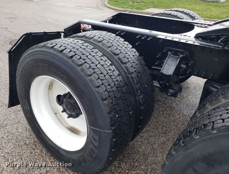 image for item DH5804 2014 Volvo VN semi truck