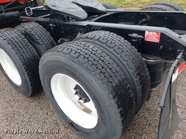 image for item DH5804 2014 Volvo VN semi truck