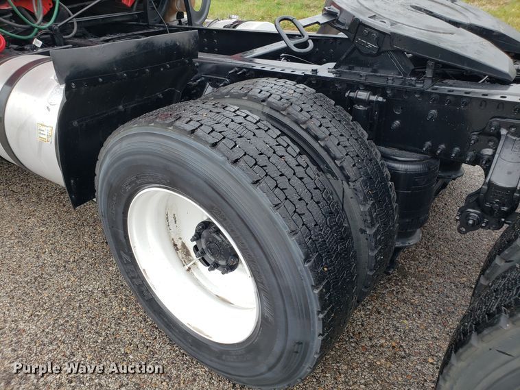 image for item DH5804 2014 Volvo VN semi truck