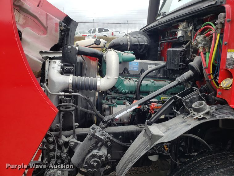 image for item DH5804 2014 Volvo VN semi truck