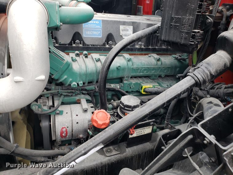 image for item DH5804 2014 Volvo VN semi truck