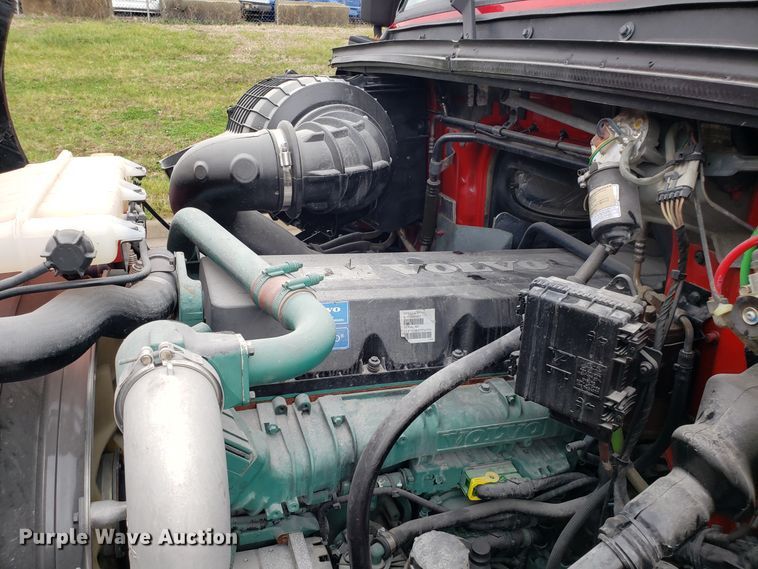 image for item DH5804 2014 Volvo VN semi truck