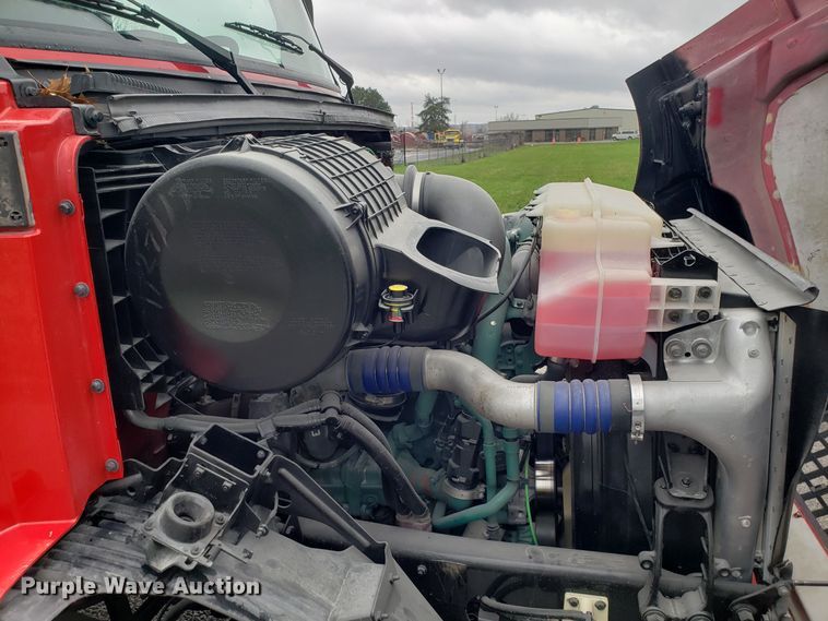 image for item DH5804 2014 Volvo VN semi truck