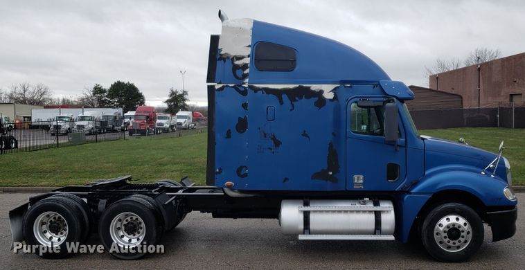 image for item DH5805 2010 Freightliner Columbia semi truck