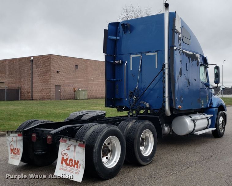 image for item DH5805 2010 Freightliner Columbia semi truck