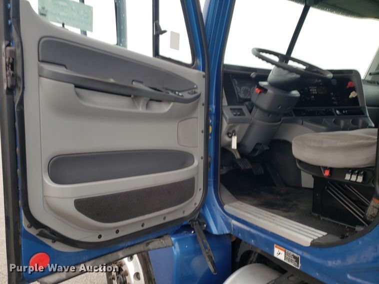 image for item DH5805 2010 Freightliner Columbia semi truck