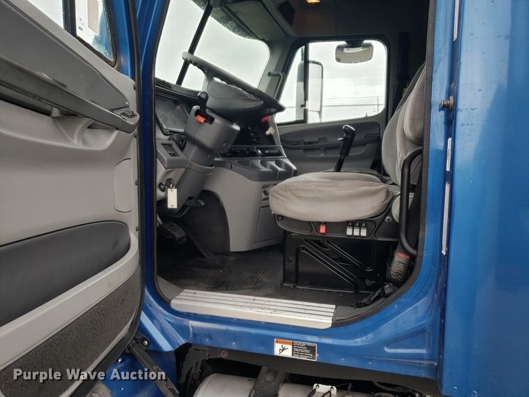 image for item DH5805 2010 Freightliner Columbia semi truck