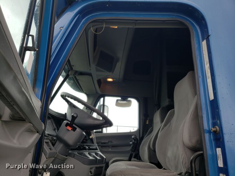 image for item DH5805 2010 Freightliner Columbia semi truck