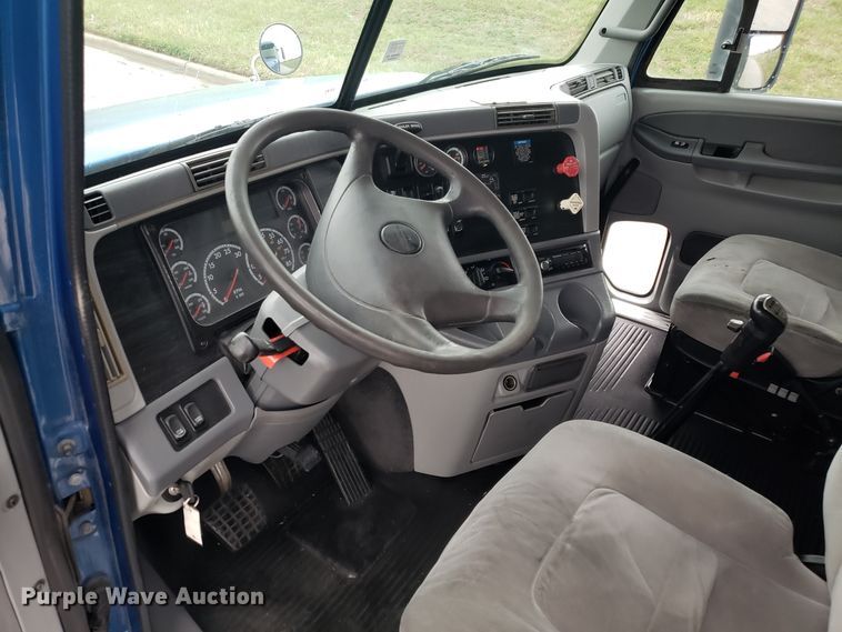 image for item DH5805 2010 Freightliner Columbia semi truck