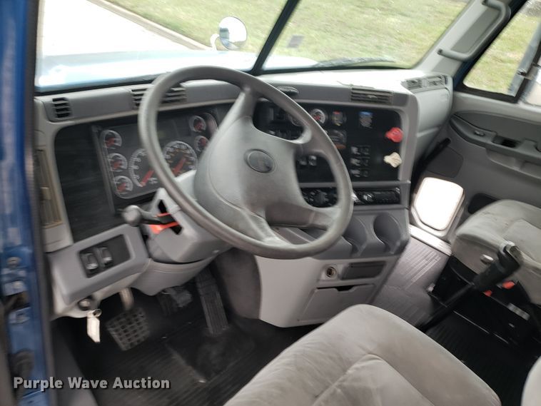 image for item DH5805 2010 Freightliner Columbia semi truck