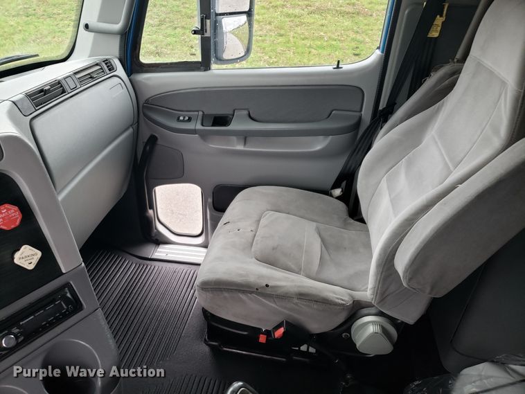 image for item DH5805 2010 Freightliner Columbia semi truck