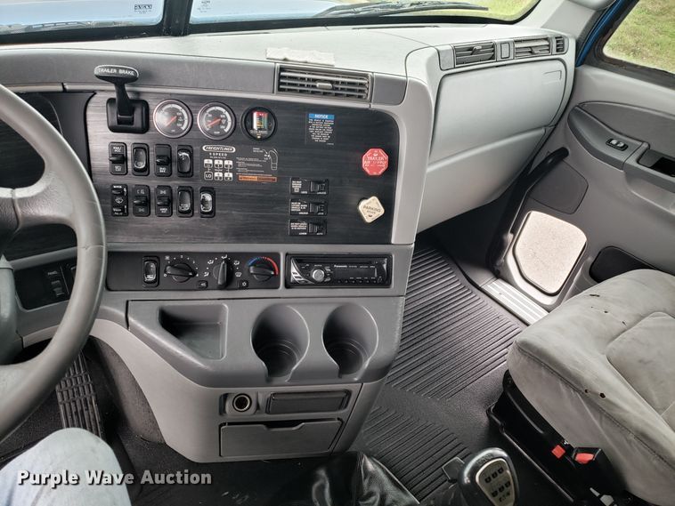 image for item DH5805 2010 Freightliner Columbia semi truck