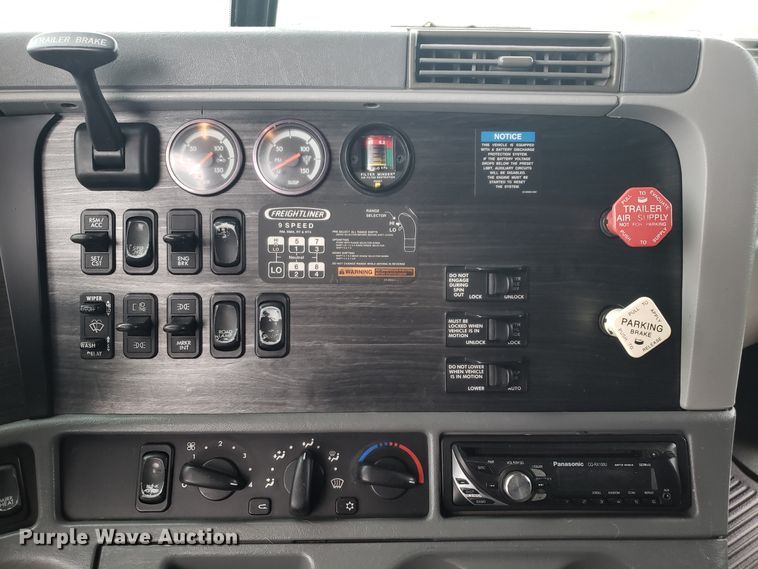 image for item DH5805 2010 Freightliner Columbia semi truck