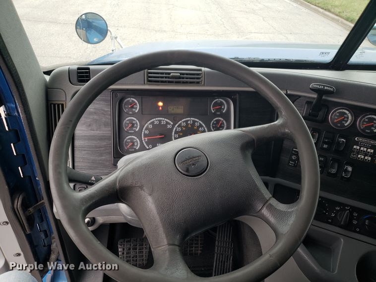 image for item DH5805 2010 Freightliner Columbia semi truck