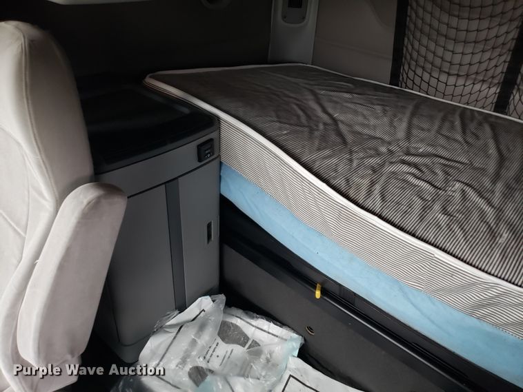 image for item DH5805 2010 Freightliner Columbia semi truck