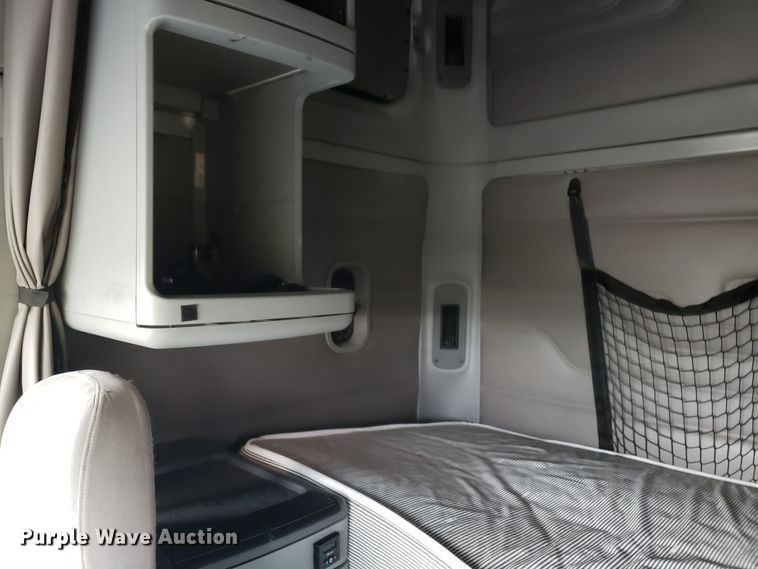 image for item DH5805 2010 Freightliner Columbia semi truck