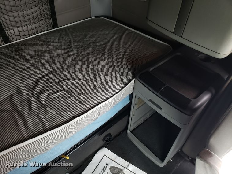 image for item DH5805 2010 Freightliner Columbia semi truck