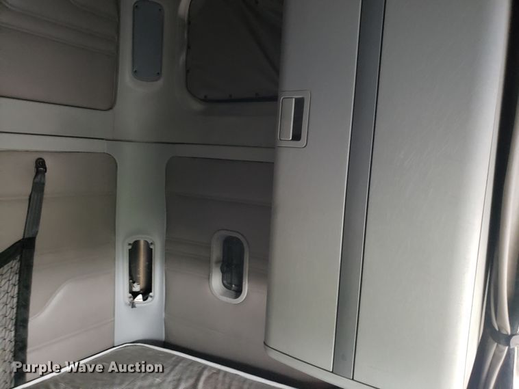 image for item DH5805 2010 Freightliner Columbia semi truck