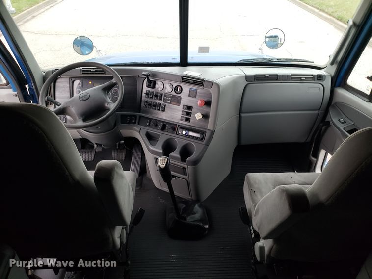 image for item DH5805 2010 Freightliner Columbia semi truck