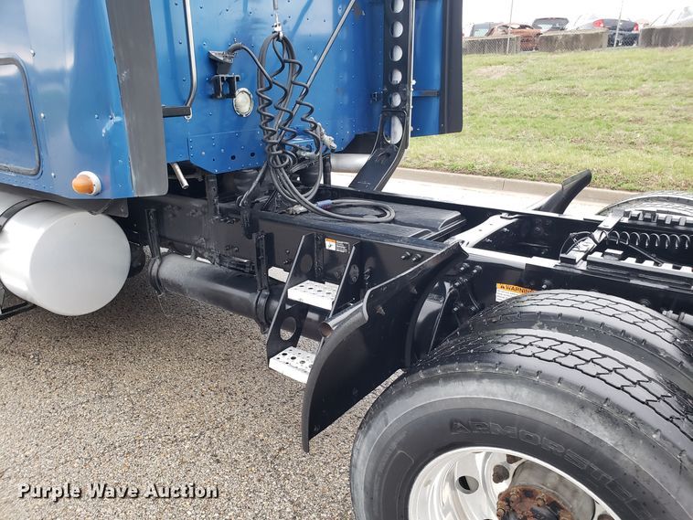 image for item DH5805 2010 Freightliner Columbia semi truck