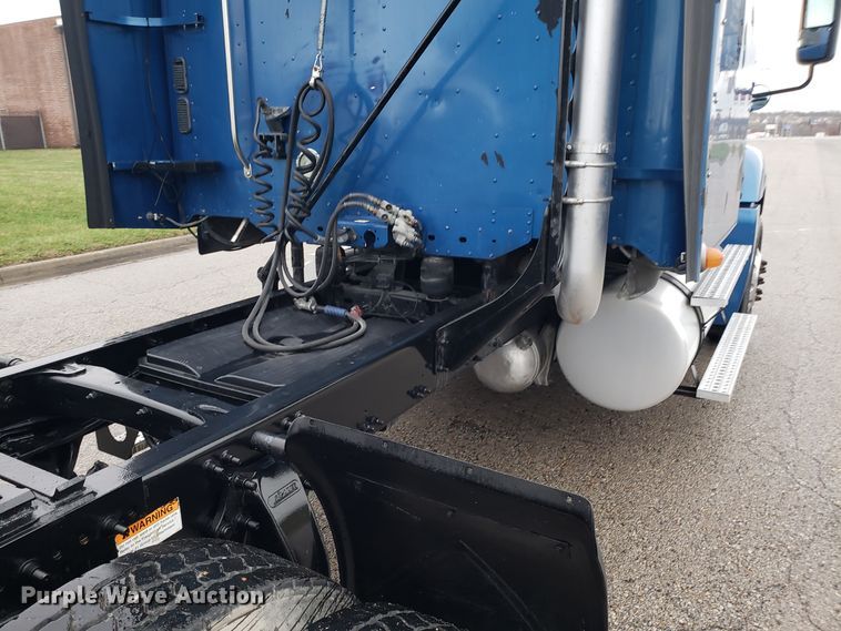 image for item DH5805 2010 Freightliner Columbia semi truck