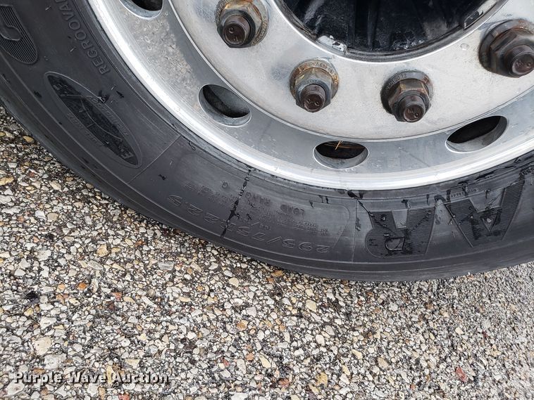 image for item DH5805 2010 Freightliner Columbia semi truck