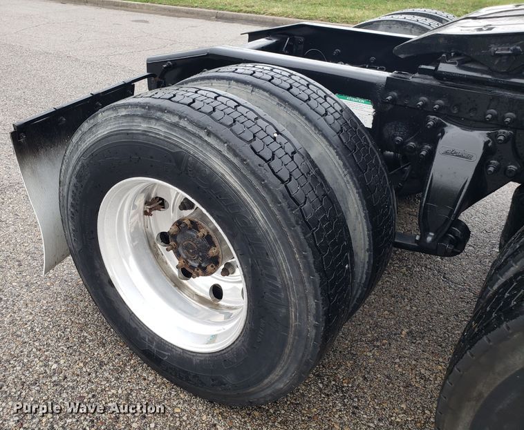 image for item DH5805 2010 Freightliner Columbia semi truck